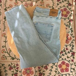 Denizen Levi’s : Ripped Mid-rise Boyfriend Jean (Size 14- W32)